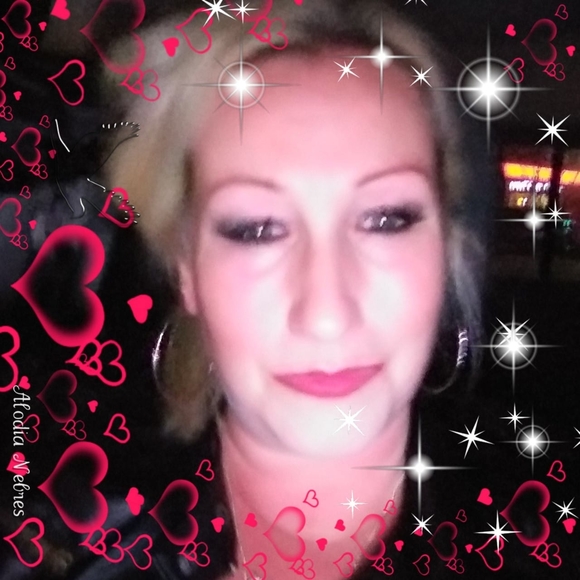 Meet your Posher, Laura - Picture 1 of 1